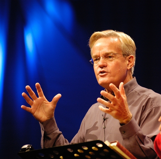 Bill Hybels (Bron: http://www.unserekirche.de/gesellschaft/aktuell/leitungskongress-im-zeichen-von-fhrungsproblemen_680.html).